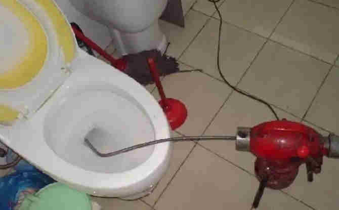 柞水马桶通下水